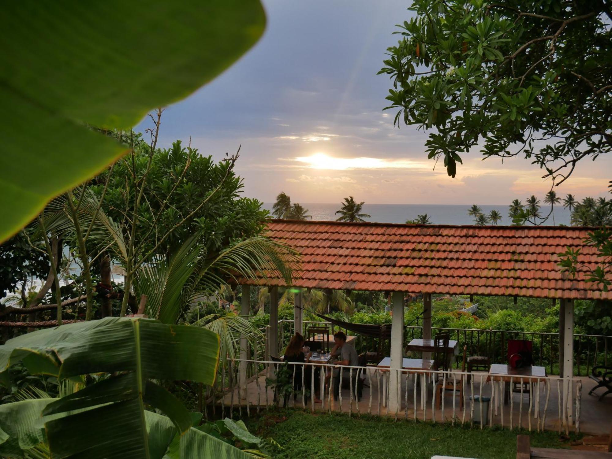 Sky Mountain Cafe With Seaview Couette-café *