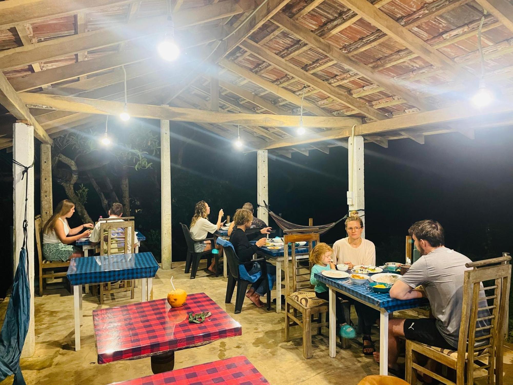 Sky Mountain Cafe With Seaview Couette-café
